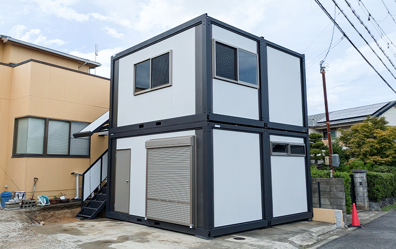 2024.8.29 アウトレットユニットハウス6.2坪（12.4畳）タイプを、事務所兼倉庫として2階に設置しました。