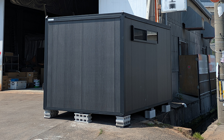 2025.4.17 アウトレットユニットハウス2.5坪（5畳）タイプを、休憩室として設置しました。