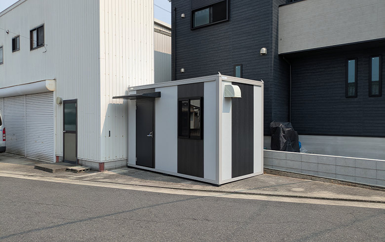 2025.7.9 アウトレットユニットハウス2坪（4畳）タイプB級品を、ネイルサロンとして設置しました。
