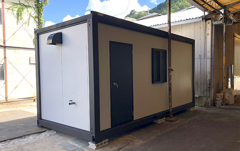 2025.9.3 アウトレットトイレハウス3.8坪（7.6畳）タイプを、屋外用トイレとして設置しました。