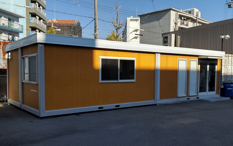 2023.11.22 アウトレットユニットハウス7.5坪（15畳）タイプを増設し、15坪（30畳）タイプの事務所に拡充しました。