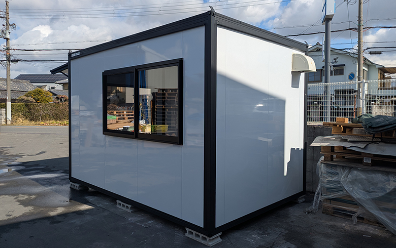 2025.2.20 アウトレットユニットハウス2.5坪（5畳）タイプを、作業場として設置しました。