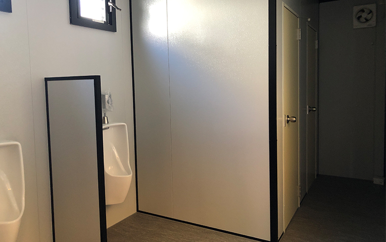 2025.9.3 アウトレットトイレハウス3.8坪（7.6畳）タイプを、屋外用トイレとして設置しました。
