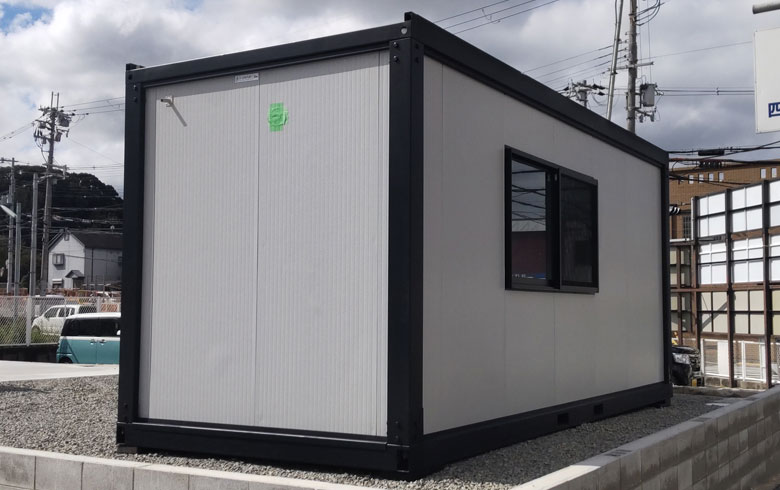 2023.10.4 レンタルユニットハウス3.8坪（7.6畳）・トイレユニット0.4坪（0.8畳）を、事務所用として設置しました。