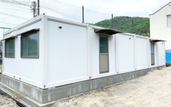 2022.5.13 アウトレットユニットハウス22.6坪（45.2畳）タイプを、部活動更衣室として設置しました。