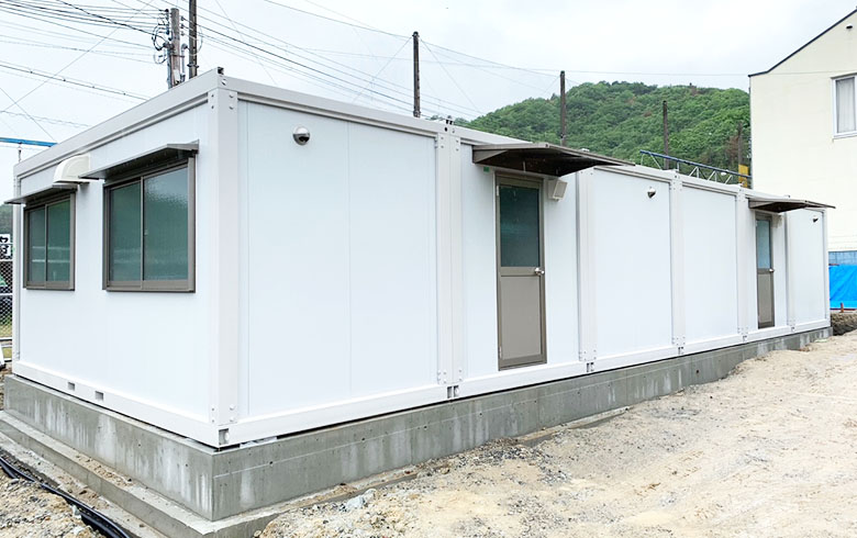 2022.5.13 アウトレットユニットハウス22.6坪（45.2畳）タイプを、部活動更衣室として設置しました。