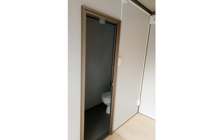 2017.7.3 組立式パネルハウス4.4坪（8.8畳）タイプ（トイレユニット付）を、事務所として設置しました。