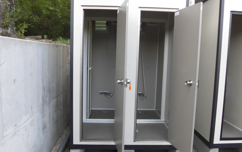 2016.7.6 組立式パネルハウス1坪（2畳）タイプ2棟を、シャワーと洋式水洗トイレとして設置しました。