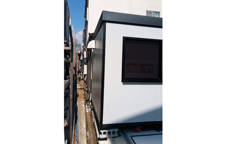 2017.9.22 組立式パネルハウス3.7坪（7.4畳）タイプを、駐車場に事務所として設置しました。