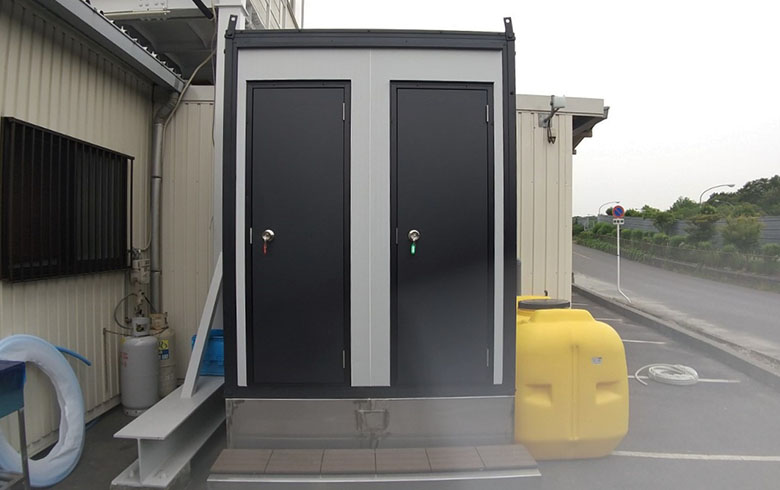 2020.6.6 アウトレットユニットハウス0.7坪（1.4畳）タイプを、水洗トイレ(ｼｬﾄﾚ式・小用)として設置しました。