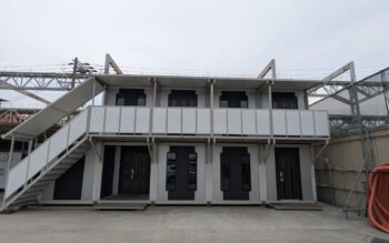 2025.4.22 アウトレットユニットハウス15.1坪（30.2畳）タイプを、休憩室・会議室として2階建に増設しました。