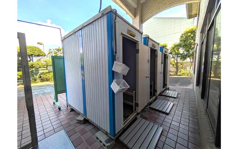 2022.11.8 仮設シャワー室（シャワー+更衣室）を、解体現場のシャワー室として設置しました。