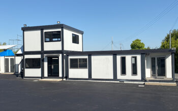 2020.4.24 アウトレットユニットハウス7.5坪（15畳）タイプ2階建てを事務所として、0.7坪（1.4畳）タイプをトイレとして設置しました。