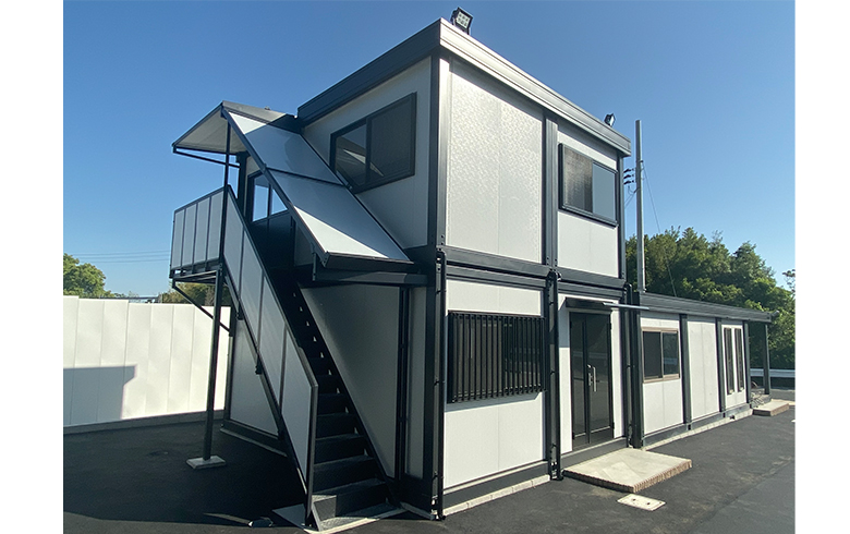 2020.4.24 アウトレットユニットハウス7.5坪（15畳）タイプ2階建てを事務所として、0.7坪（1.4畳）タイプをトイレとして設置しました。