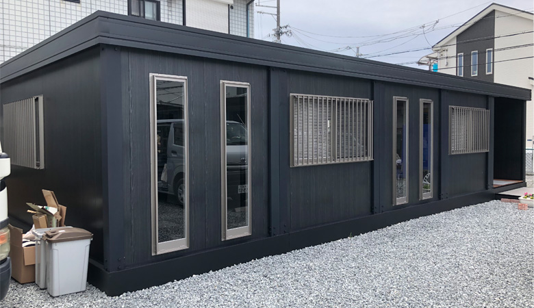 2018.6.23 アウトレットユニットハウス18.8坪（37.6畳）タイプ トイレブース付を、事務所として設置しました。