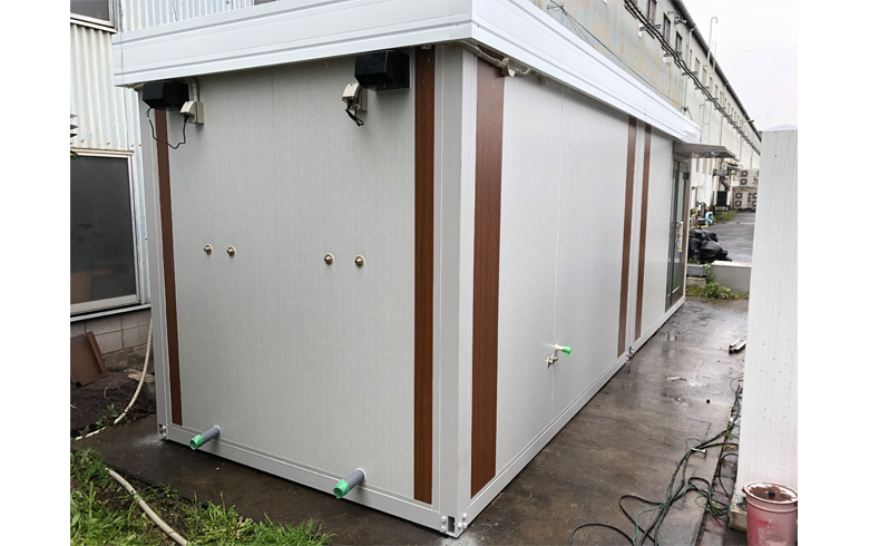 2020.3.27 アウトレットユニットハウス5坪（10畳）タイプを、女性用更衣室として設置しました。