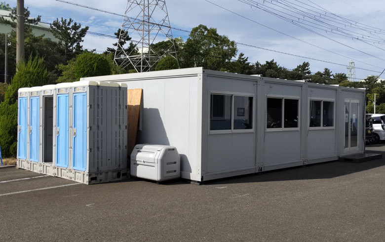 2022.9.22 ユニットハウス15.2坪（30畳）エアコン付を仮設の食堂兼更衣室、簡易トイレ・手洗いを仮設トイレとして設置しました。