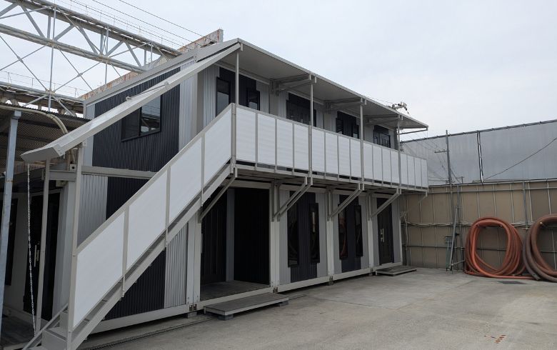 2025.4.22 アウトレットユニットハウス15.1坪（30.2畳）タイプを、休憩室・会議室として2階建に増設しました。
