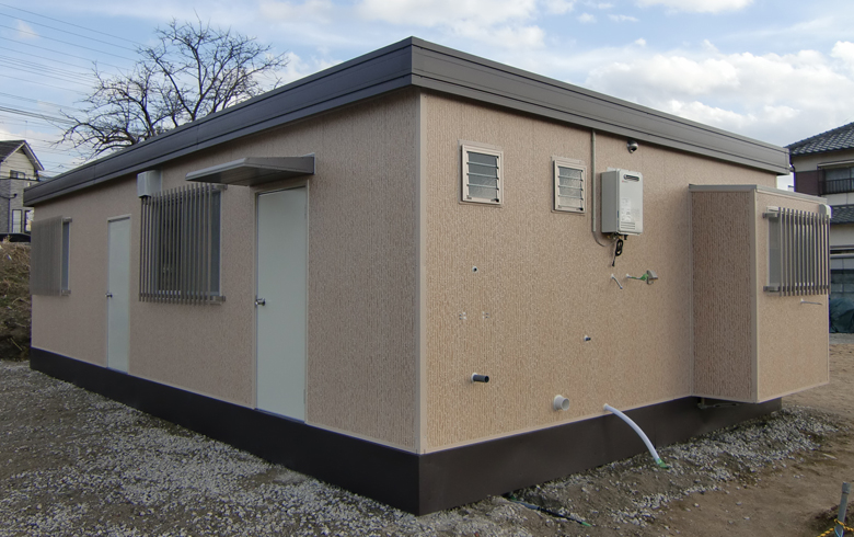 2013.1.18 中古ユニットハウス16坪（32畳）タイプ 金属サイディング貼りを、テニス場受付兼休憩室として設置しました。