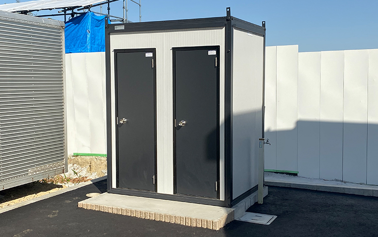 2020.4.24 アウトレットユニットハウス7.5坪（15畳）タイプ2階建てを事務所として、0.7坪（1.4畳）タイプをトイレとして設置しました。