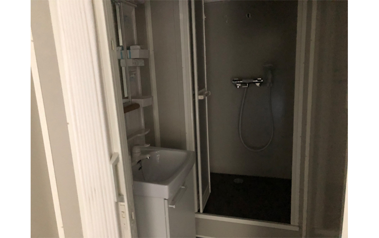 2020.3.27 アウトレットユニットハウス5坪（10畳）タイプを、女性用更衣室として設置しました。