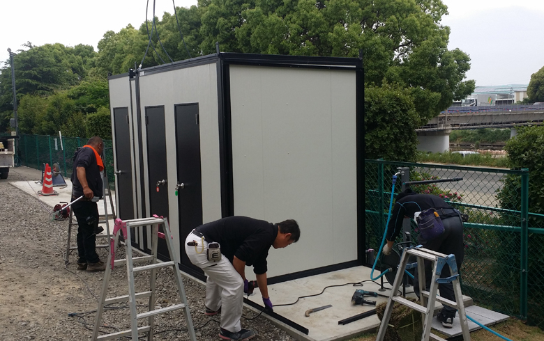 2015.5.12 アウトレットユニットハウス1.3坪（2.6畳）タイプと組立式パネルハウス0.4坪（0.8畳）を組合せ、トイレ、シャワー室とランドリー室として設置しました。