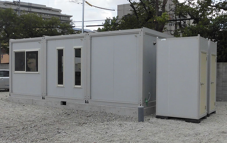 2019.8.29　ユニットハウス12坪（24畳）と水洗式トイレK-T0.3型を、仮設営業所として設置しました。