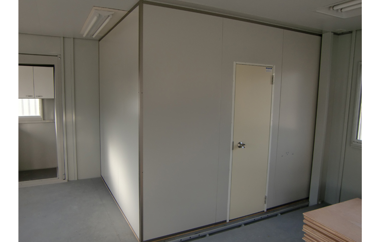 2013.1.18 中古ユニットハウス16坪（32畳）タイプ 金属サイディング貼りを、テニス場受付兼休憩室として設置しました。