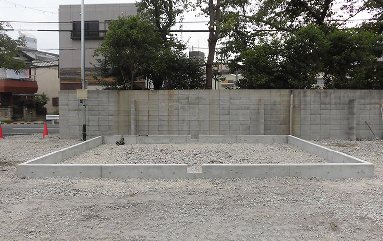 2019.8.29　ユニットハウス12坪（24畳）と水洗式トイレK-T0.3型を、仮設営業所として設置しました。